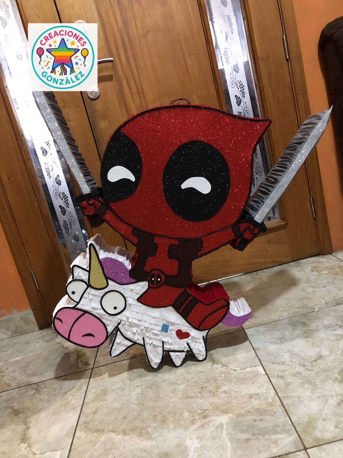 Pi帽ata Deadpool en unicornio.